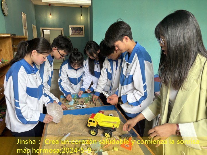 Los estudiantes experimentan el equipo del Centro de Orientación de Educación Psicológica.